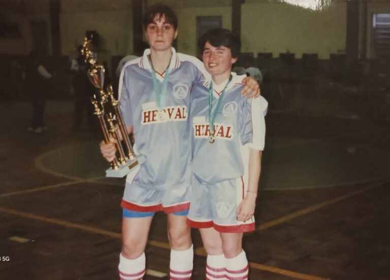 Deise e Fabiani com a Taça SESI