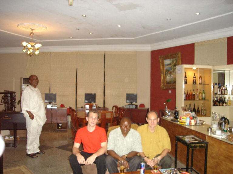 Lotário e Joel com diretor industrial na Nigeria